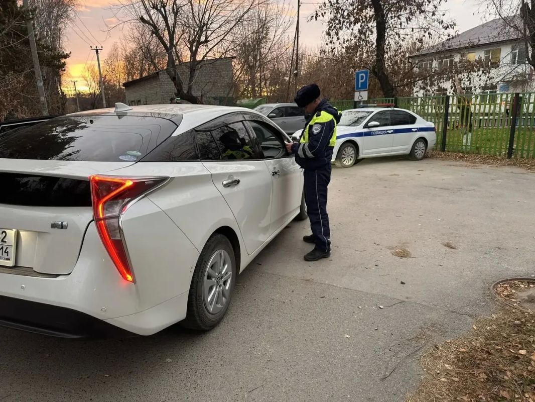 Сегодня утром инспекторы полка ДПС Госавтоинспекции несли службу у детских садов Тюмени Сегодня утром инспекторы полка ДПС Госавтоинспекции несли службу у детских садов Тюмени