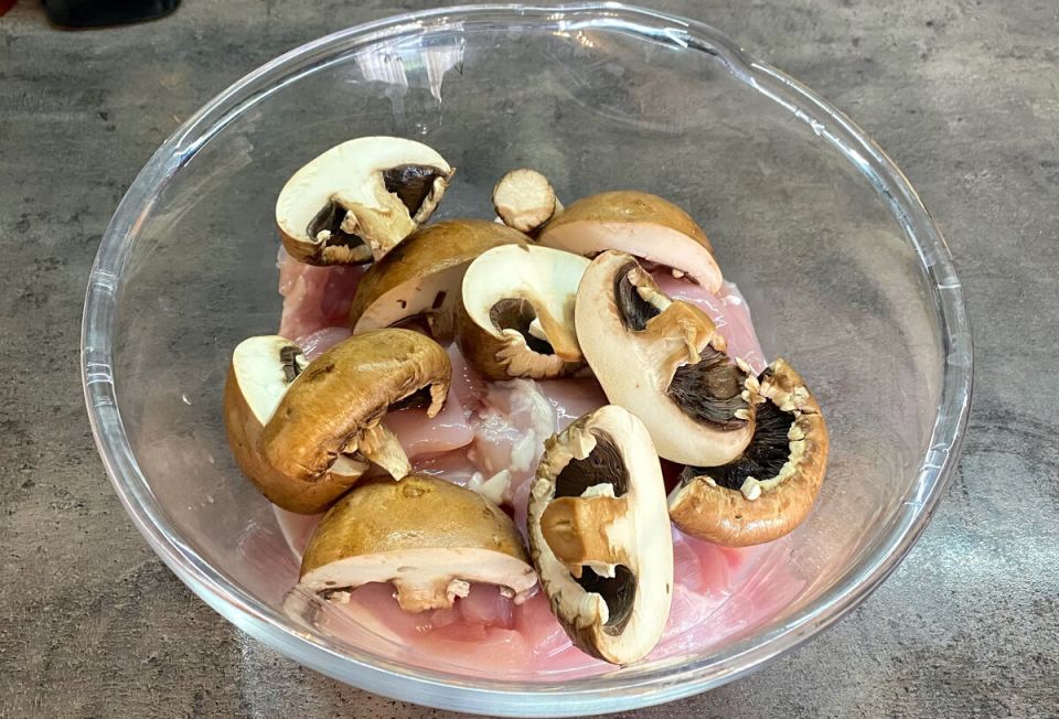 Кулинарный шедевр на углях: курица с грибами