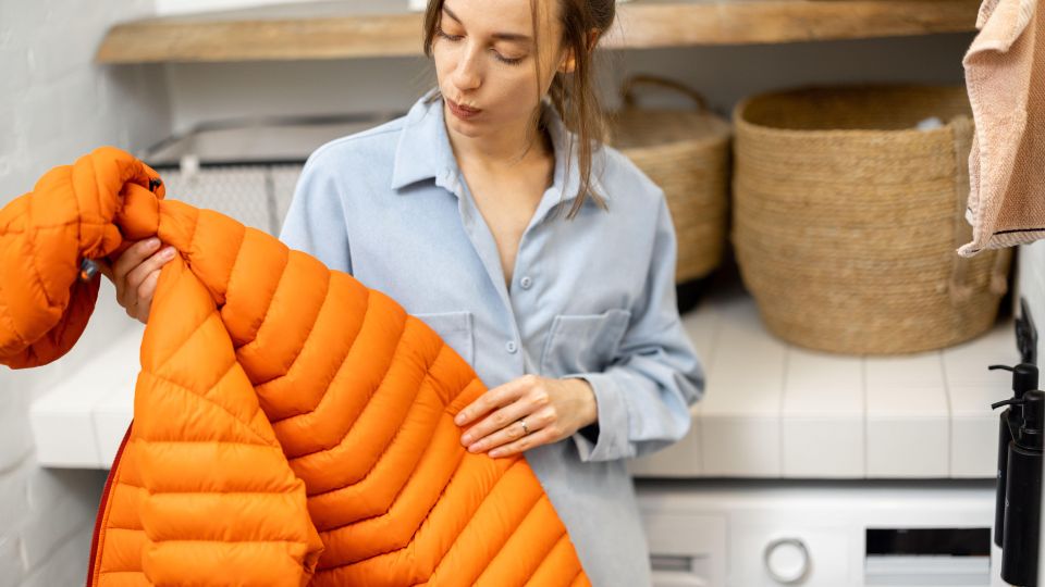 Никогда не трите пятно на пуховике этим средством: потом даже химчистка не справится