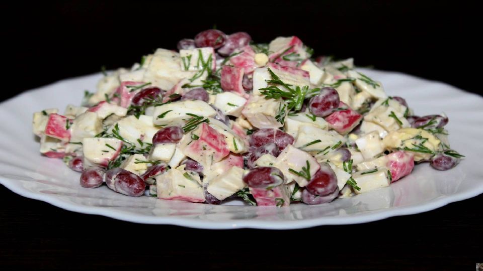 Быстрый салат из трех продуктов: домочадцы придут в восторг от пикантного блюда