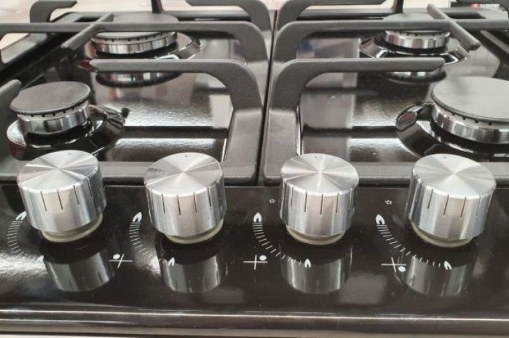 В это сложно поверить, но метод работает: как сделать ручки плиты чистыми за 5 минут