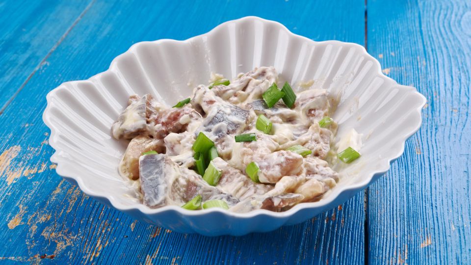 Покупной майонез в подметки не годится: салаты с этой заправкой сметут со стола