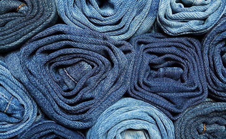 Как растянуть джинсы в бедрах, если они малы: в ателье идти не придется