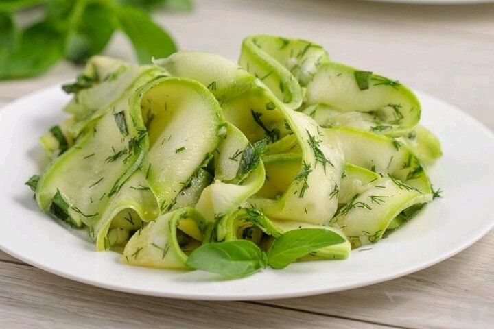 Пикантный салат-закуска из свежих кабачков за час