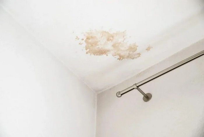 Как убрать желтые пятна на потолке: эффективные методы