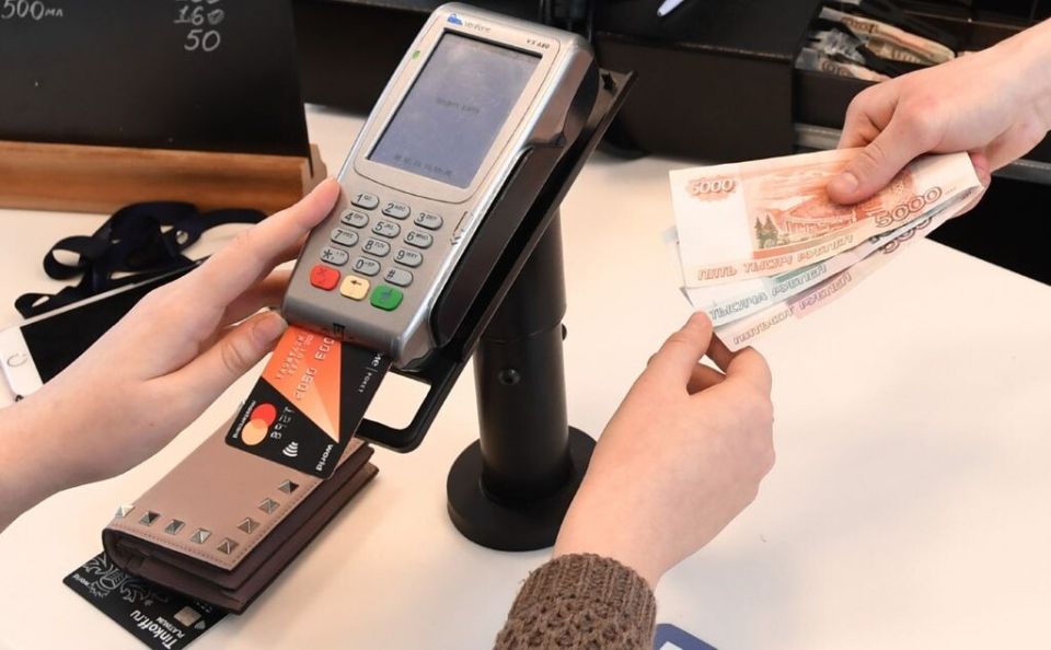 Почему магазины всё чаще отказываются принимать наличные?